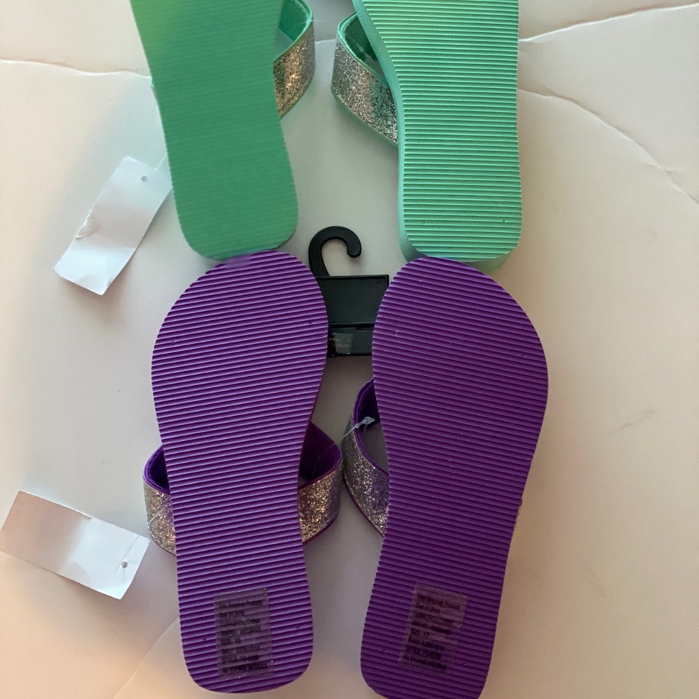 2 pairs of size 1/2 flip flops - Picture 5 of 6